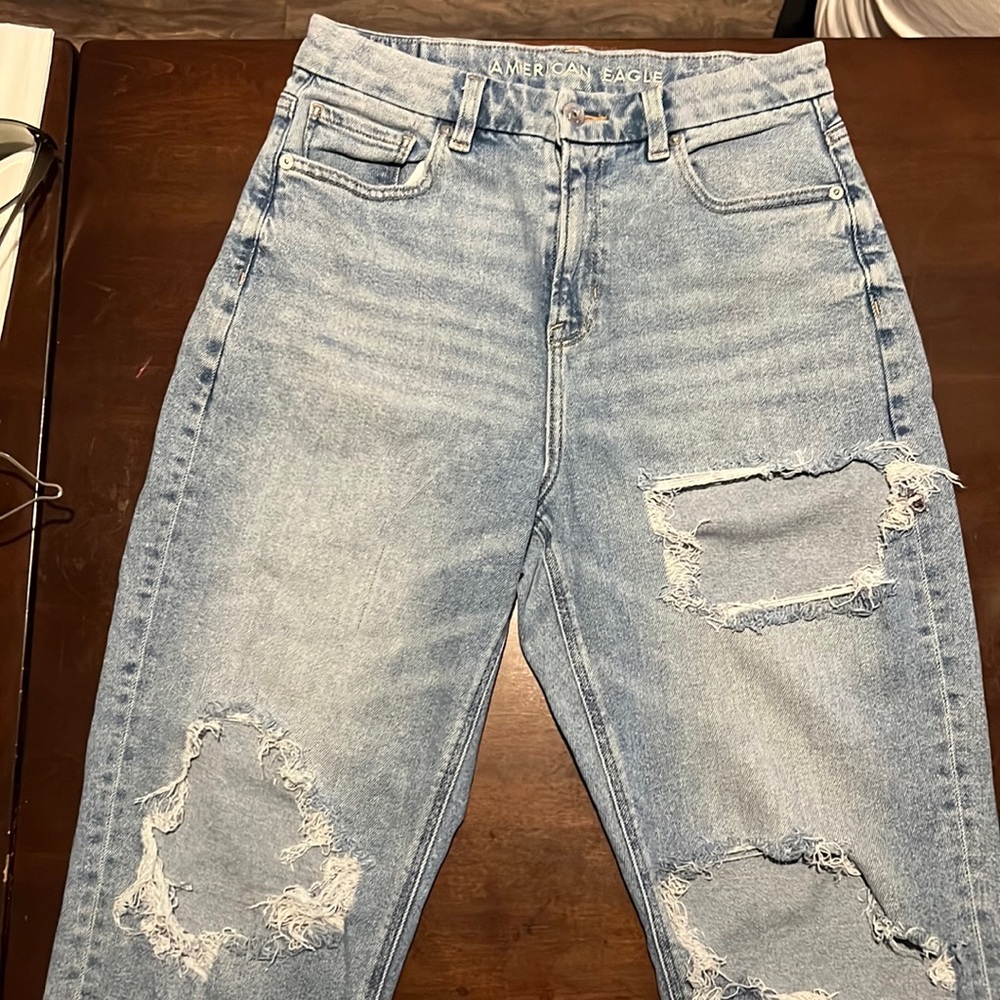 Light wash American Eagle size 6 short curvy mom jeans